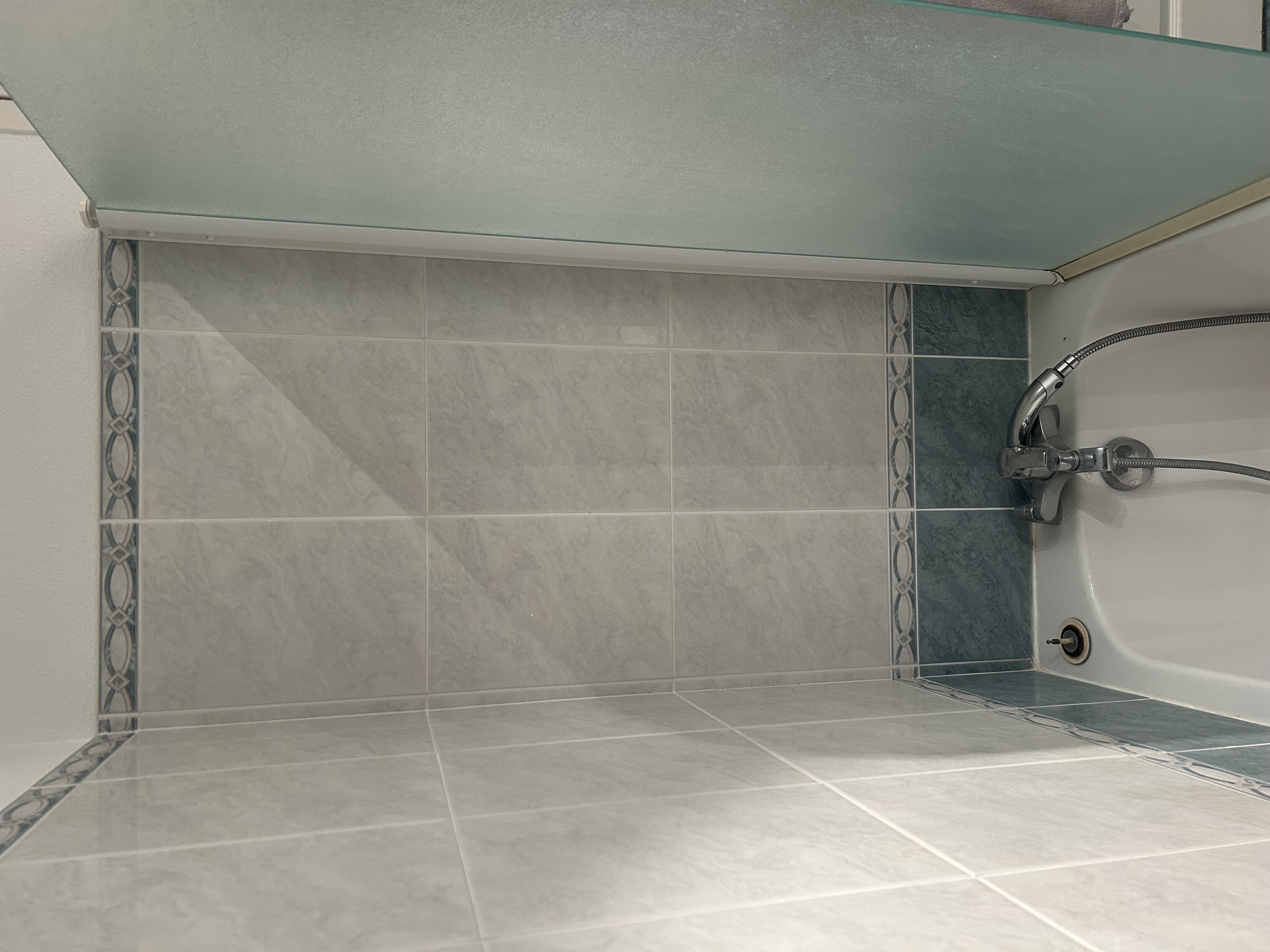 Remplacement de robinetterie et installation barre de douche - Avant