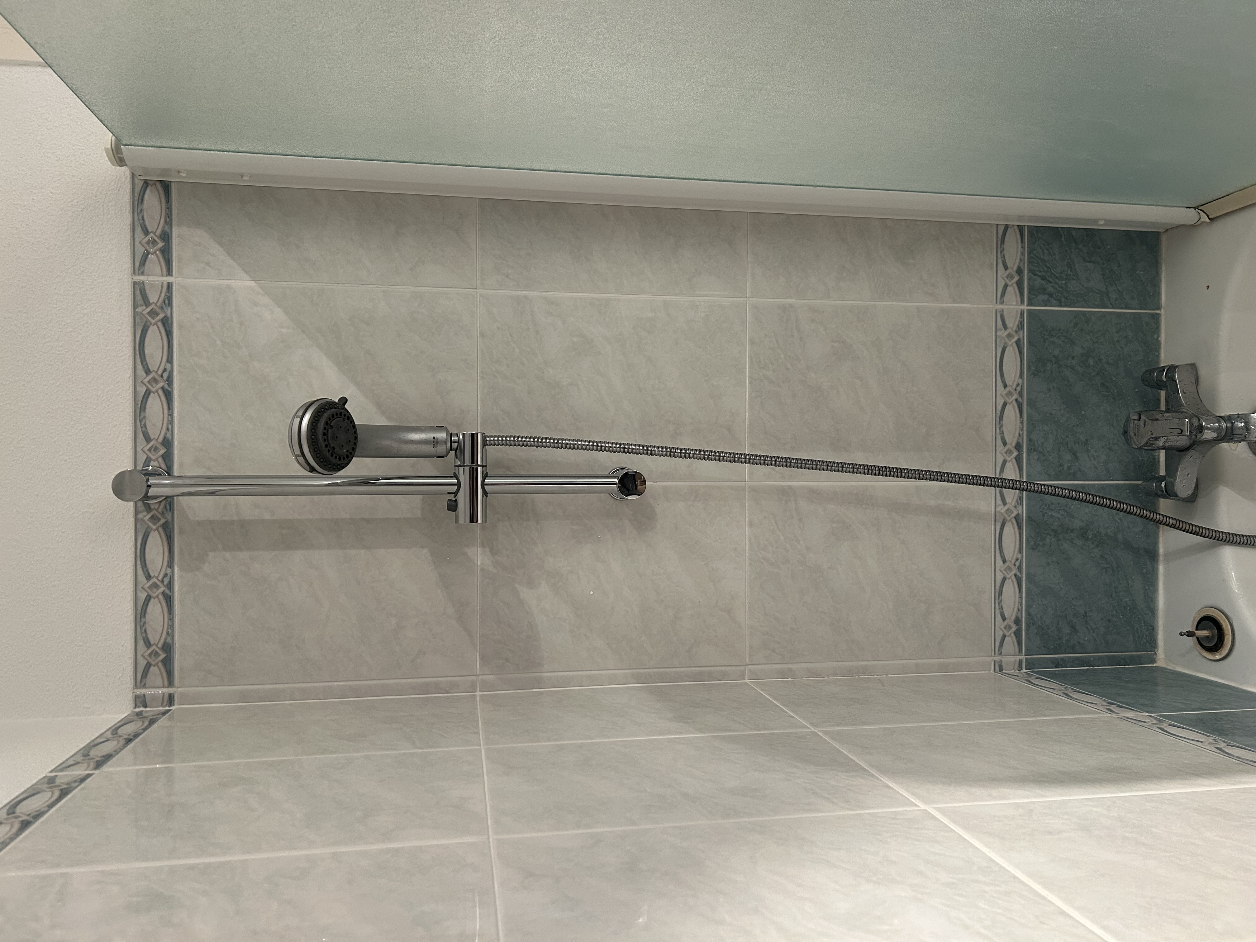 Remplacement de robinetterie et installation barre de douche finie - Après